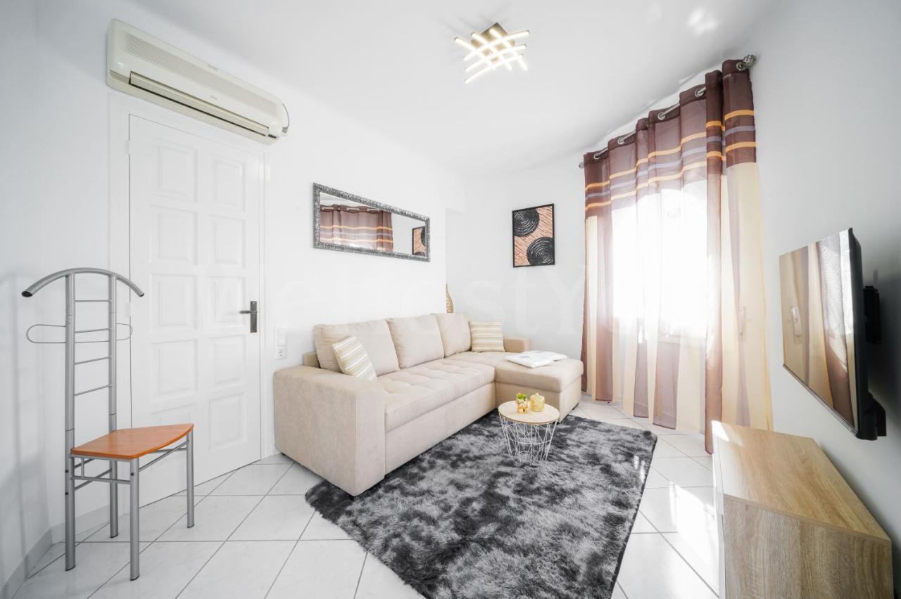 Villa Et Studio Avec Piscine - Wehostyou Empuriabrava Eksteriør bilde